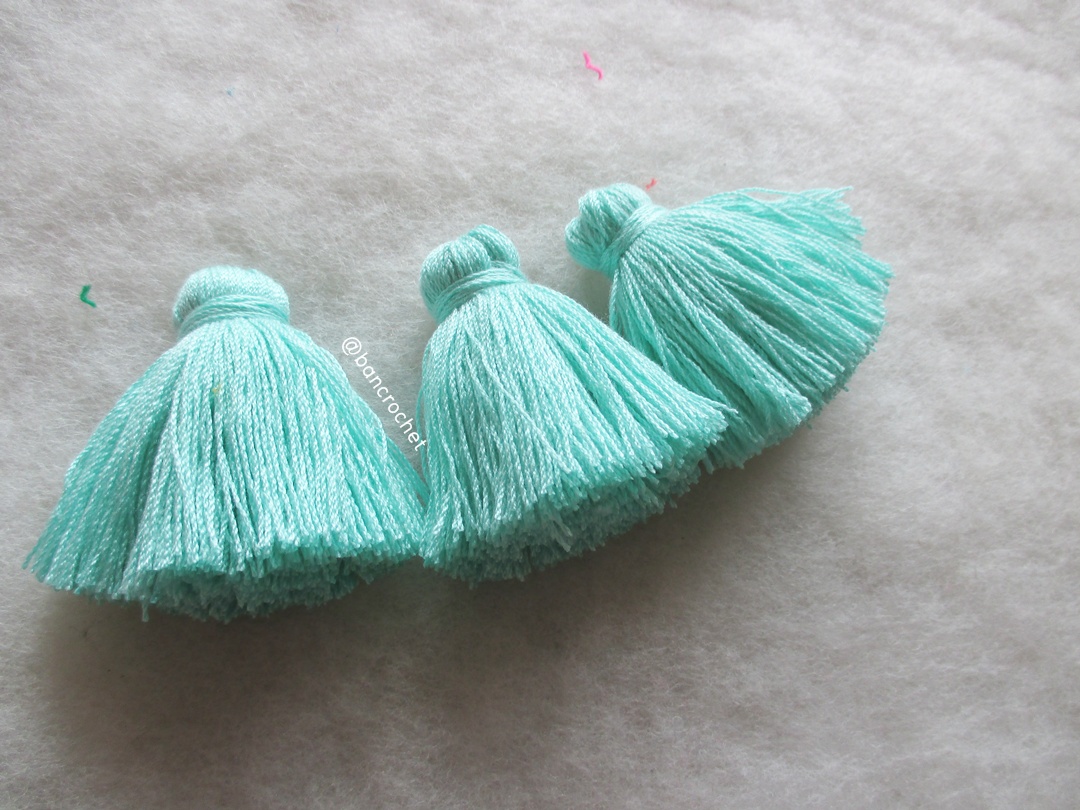 พู่แบบหนาฟู ขนาด 2 นิ้ว 4 ply tassel crochet acrylic yarn 4 ply เขียว 2 นิ้ว