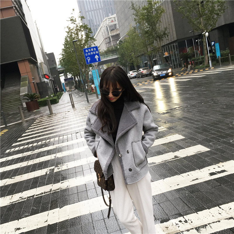 เสื้อกันหนาว สีเทาเข้ม เนื้อผ้าคล้ายๆหนังกลับ+กำมะหยี่ แต่งขนแกะด้านใน ดูดี อุ่นนนน แบบเก๋สุดๆ พร้อมส่ง งานตามแบบ