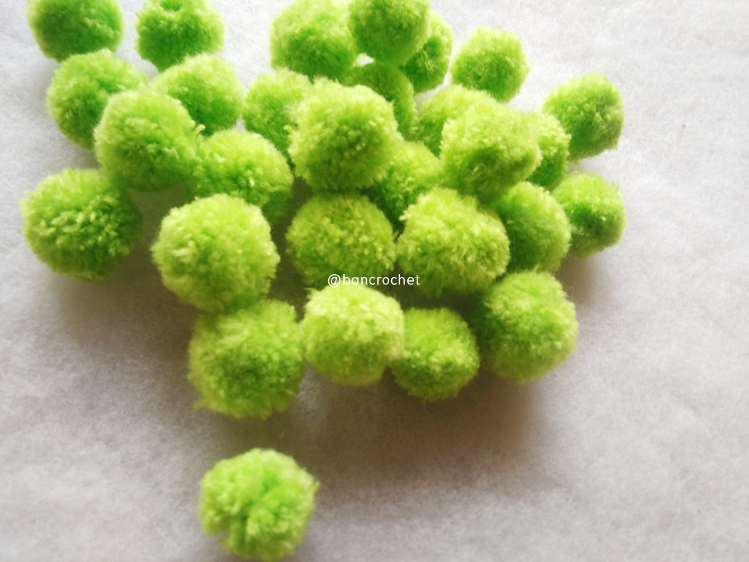 ปอมปอมไหมพรม ขนาด 2.5-3 ซม pom poms crochet เขียวใบไม้ 2.5-3 ซม.