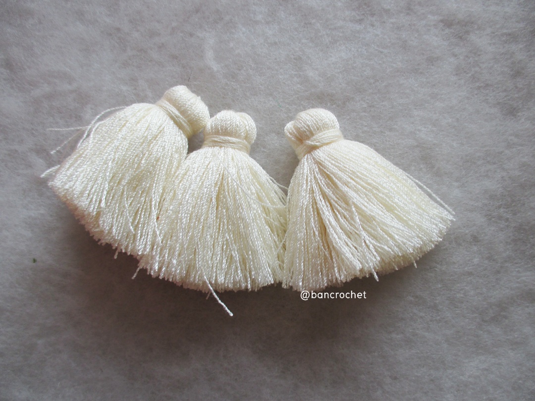 พู่แบบหนาฟู ขนาด 2 นิ้ว 4 ply tassel crochet acrylic yarn 4 ply ขาวครีม 2 นิ้ว