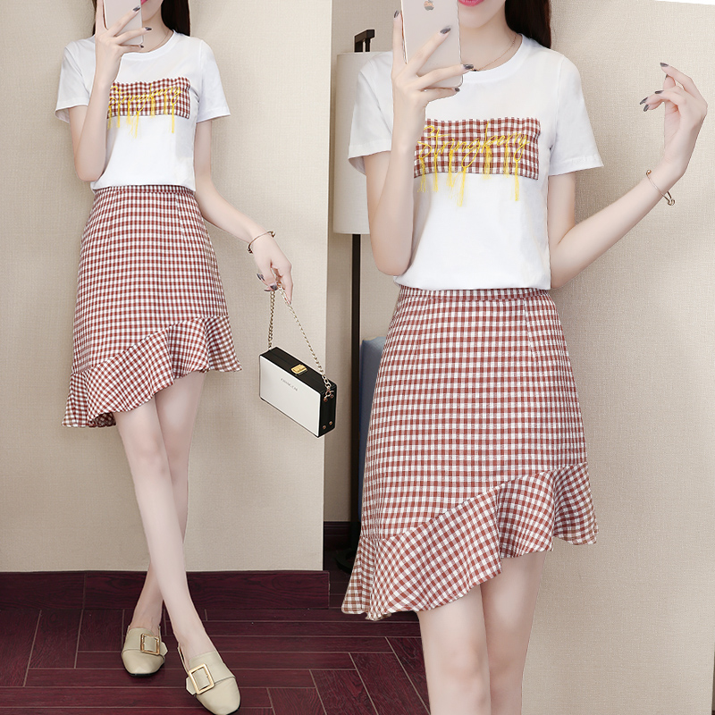 Set_bs1774 ชุดเซ็ท 2 ชิ้น(เสื้อ+กระโปรง) เสื้อยืดสีขาวอกแต่งป้ายลายสก็อตผ้าคอตตอนเนื้อนุ่มยืดหยุ่นสูง+กระโปรงลายสก็อตชายระบายเฉียงซิปหลังผ้าคอตตอนเนื้อดีนุ่มใส่สบาย งานเซ็ทเข้าชุดสุดน่ารัก ดีเทลเก๋ๆ ดีงาม แมทช์ได้ลงตัวเข้ากันดูดีที่สุดจ้า