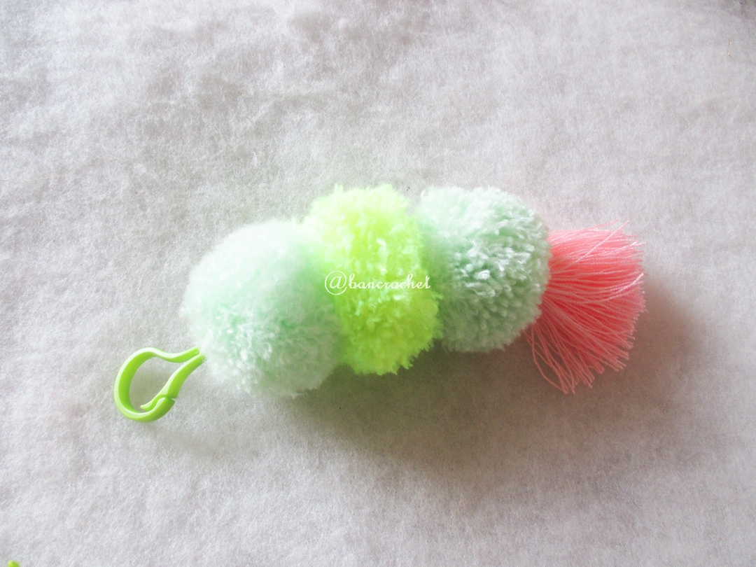 พวงกุญแจปอมปอม pompoms crochet keychain