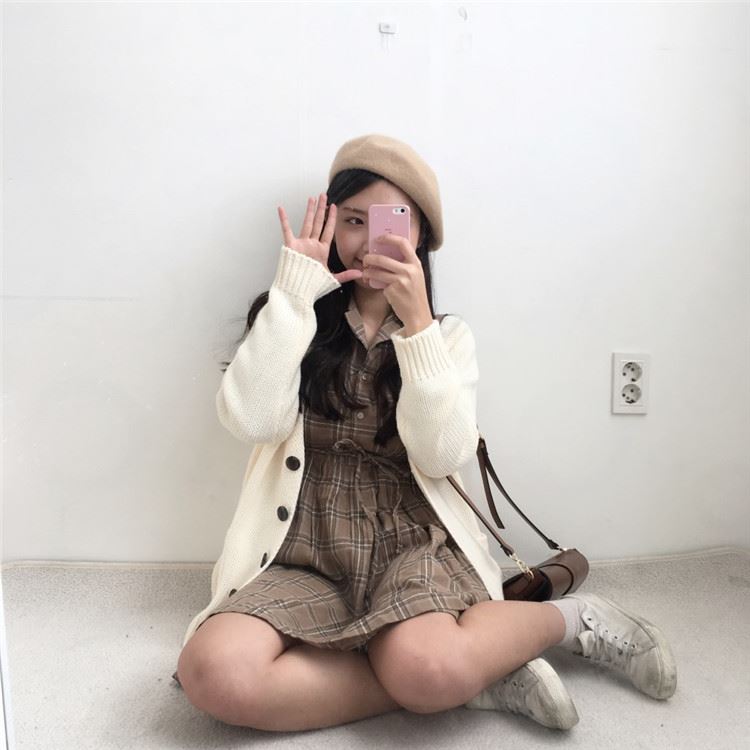 เสื้อคลุมไหมพรมถักทรงสวย เนื้อนิ่มยืดได้เยอะ ทรงน่ารักงานดี พร้อมส่งเลยจ้า ขาวครีม