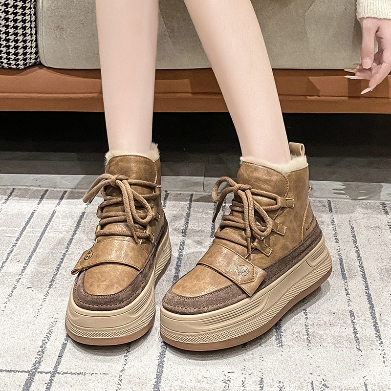 รองเท้าผ้าใบเสริมส้นสูง ไซต์35-39 สนใจทักแชท ฟรีค่าส่ง!