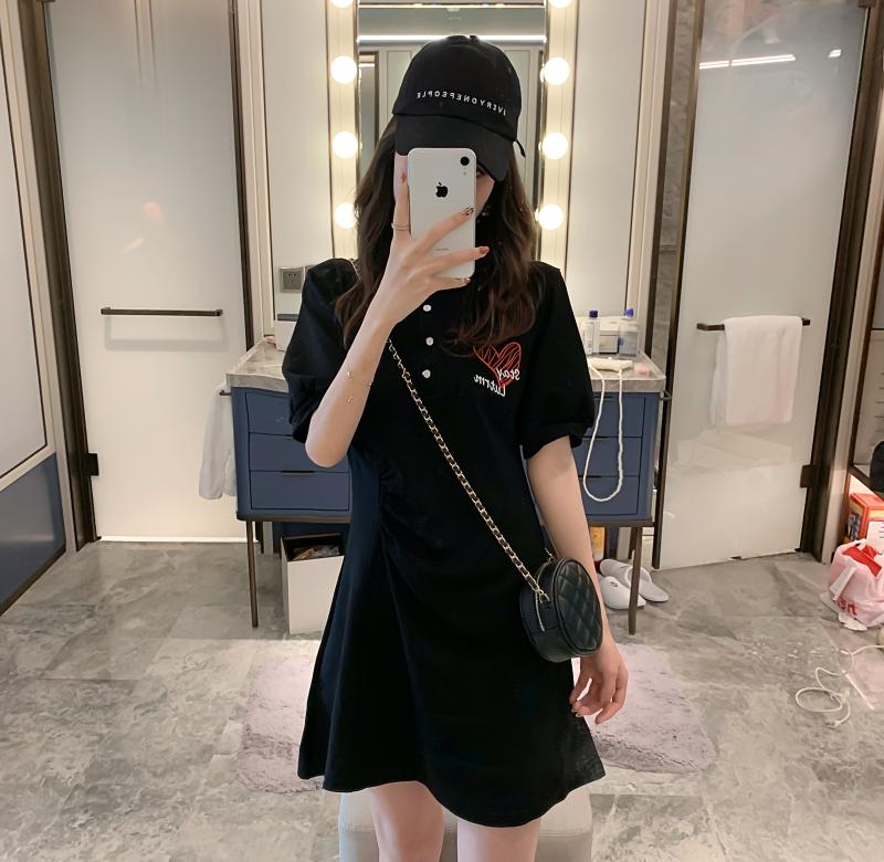 Dress4531 เดรสคอปก/เดรสโปโลสีดำ งานปักหน้าอกรูปหัวใจ กระดุมคอใช้งานได้จริง ดีเทลจับจีบช่วงเอวเก๋ๆ ผ้าคอตตอนโพลีเนื้อดีนุ่มมีน้ำหนักยืดหยุ่นสูงใส่สบาย งานสวยใส่ง่ายน่ารักมาก ใส่เที่ยว/ใส่ทำงานได้