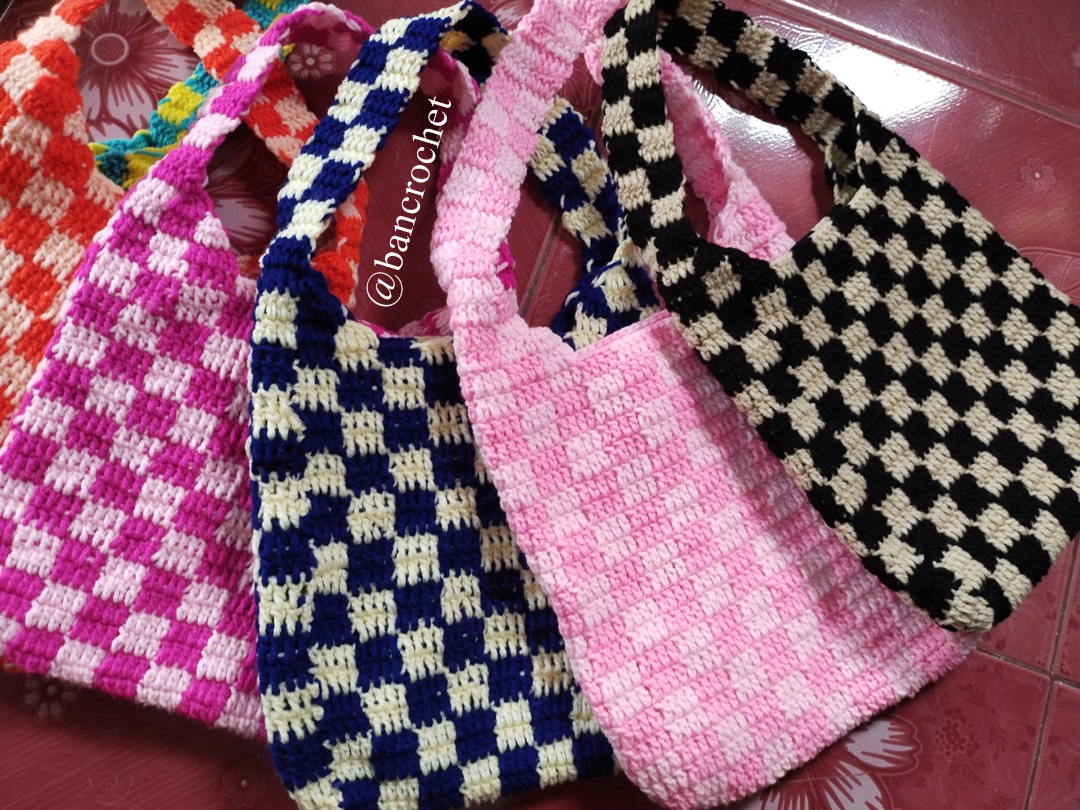 Bancrochet กระเป๋าถักลายตาราง Crochet Bag หลากสี 20*20 cm