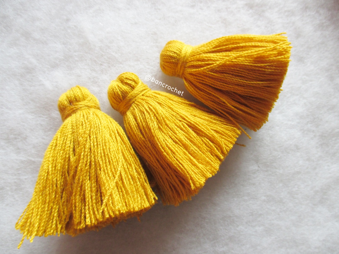 พู่แบบหนาฟู ขนาด 2 นิ้ว 4 ply tassel crochet acrylic yarn 4 ply เหลืองทอง 2 นิ้ว