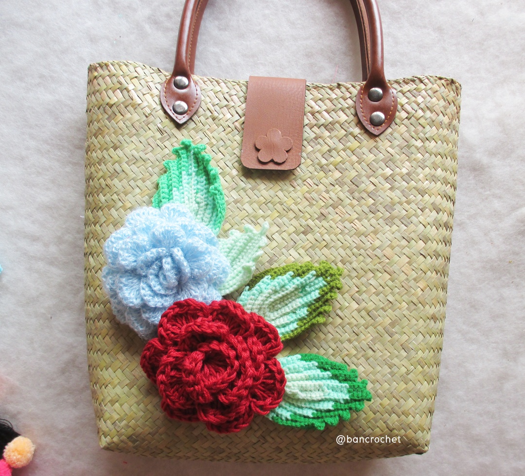 bancrochet กระเป๋ากระจูดสาน ประดับดอกไม้ ขนาด 12*4*18 นิ้ว basket weave bags ธรรมชาติ 12*4*18 นิ้ว