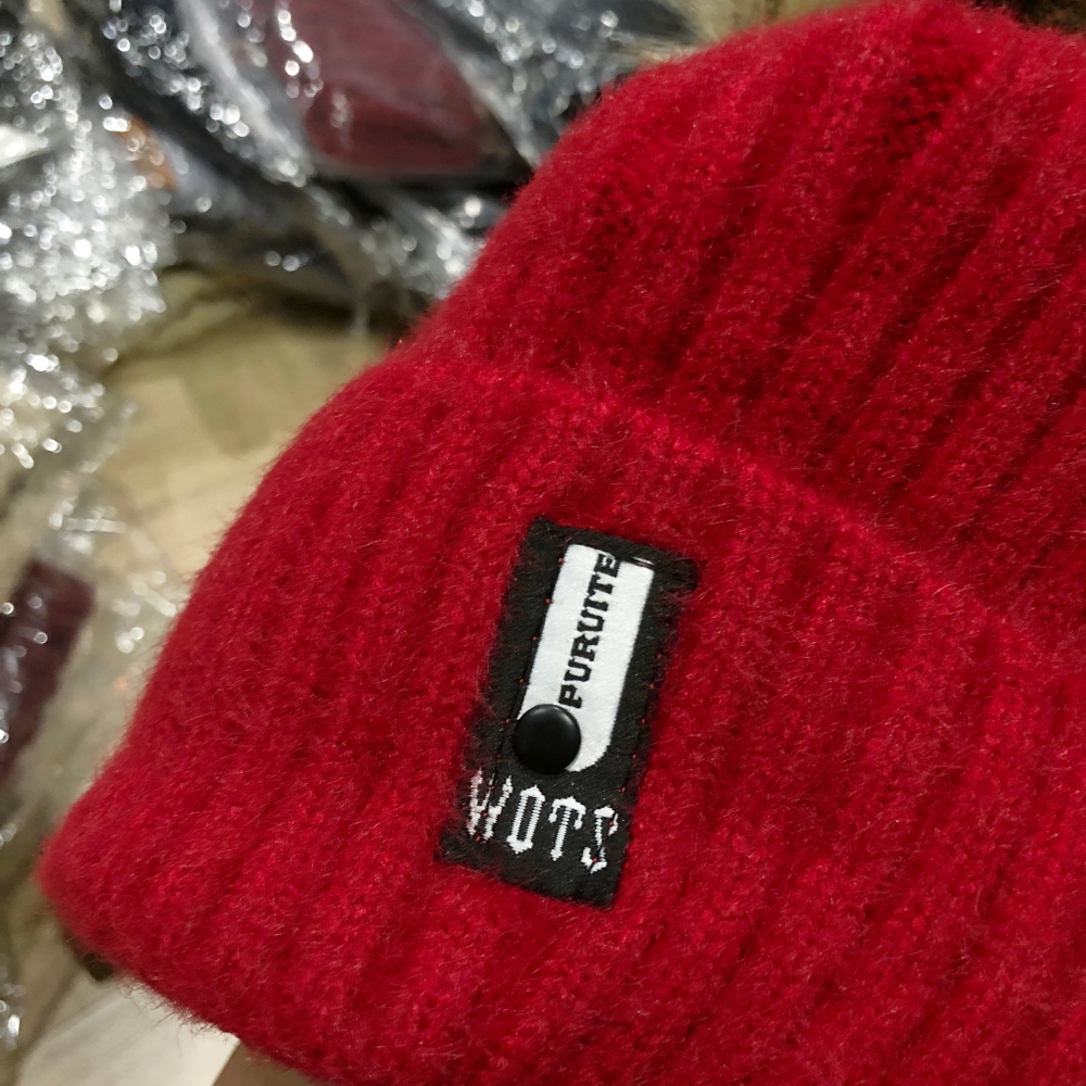 หมวกไหมพรมเนื้อนุ่ม แต่งโลโก้ช่วงปีกหมวก ด้านในบุขนอุ่น พร้อมส่ง งานดีเลยจ้า