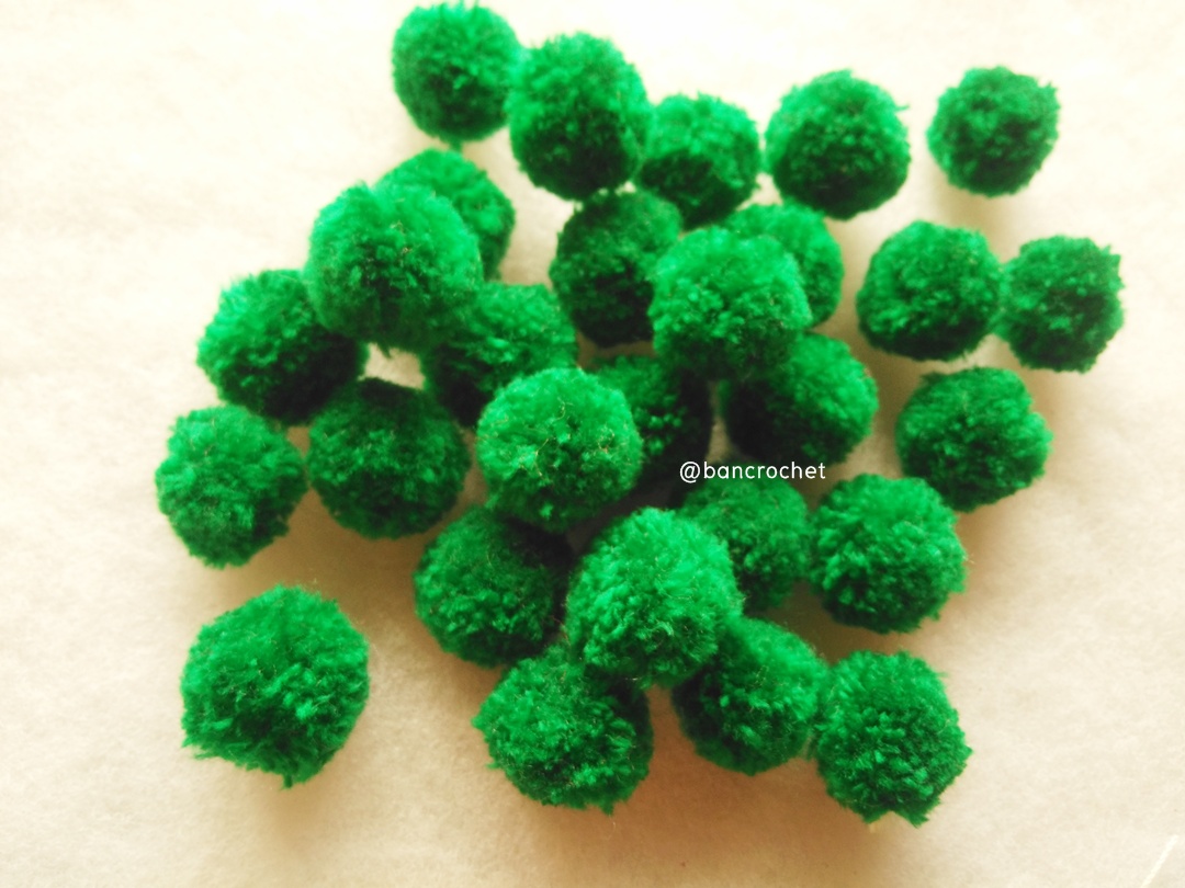 ปอมปอมไหมพรม ขนาด 2.5-3 ซม pom poms crochet เขียวเข้ม 2.5-3 ซม.