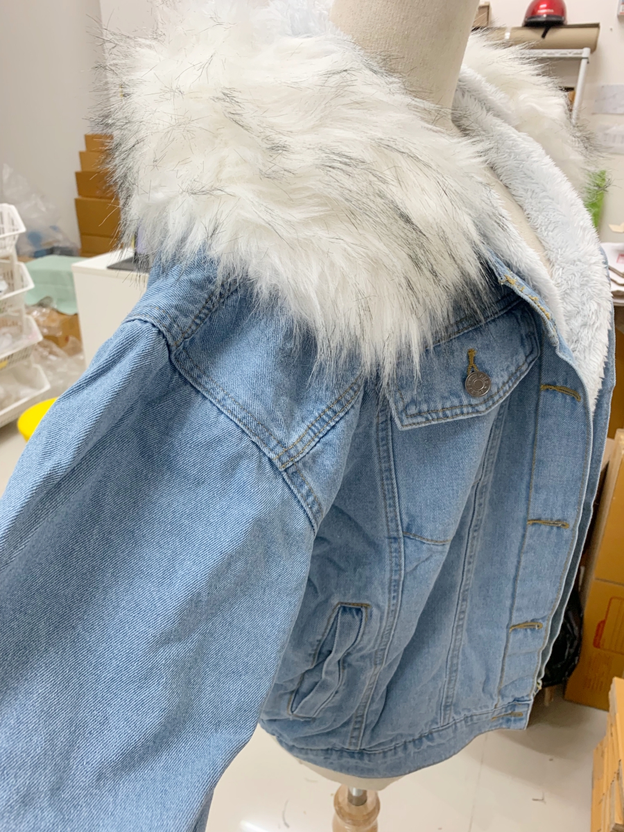 เสื้อกันหนาว ช่วงตัวเป็นผ้ายีนส์ ด้านในบุขนช่วงตัว ช่วงแขนบุซับในกันลม พร้อมขนเฟลอฟูนุ่มมาก งานดี การรันตีจ้า มี 3 สีน้า same pic