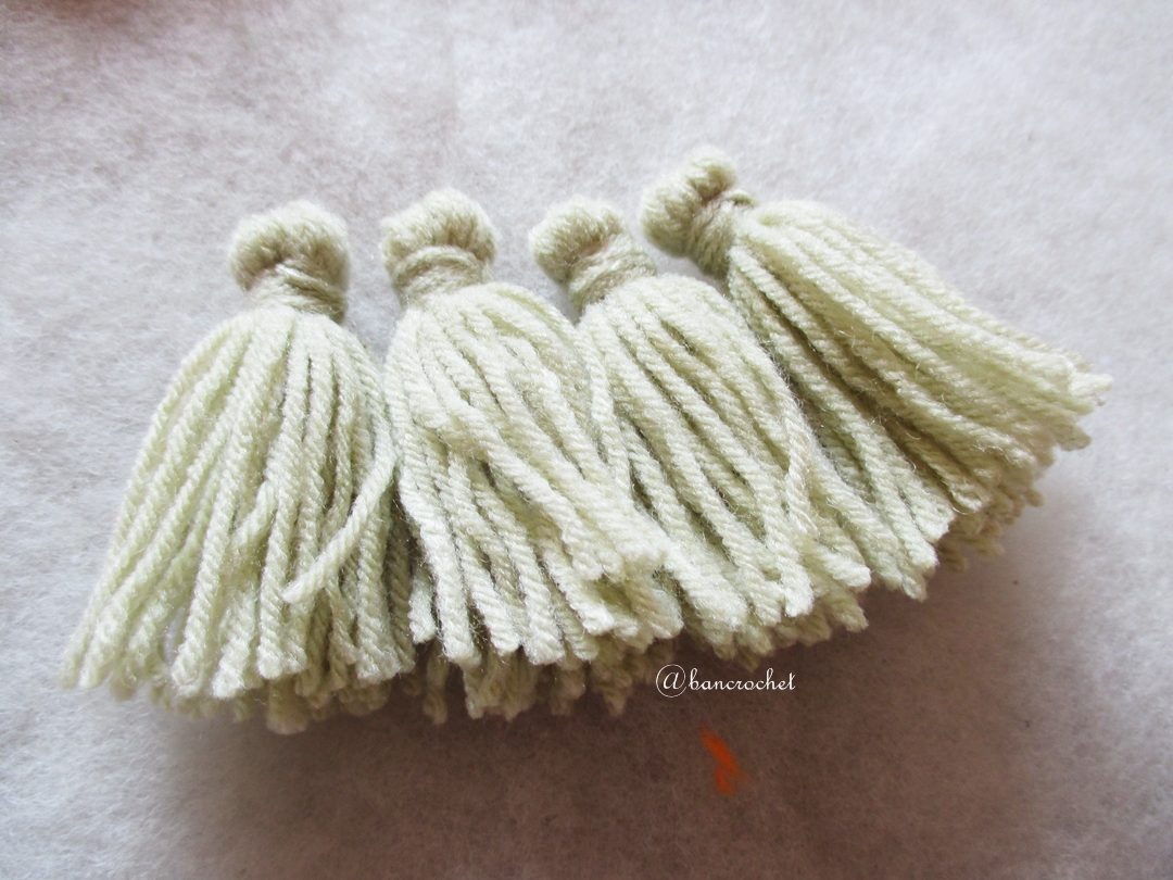 พู่สีเทาอ่อนโครเชต์ ไหมพรม 4 ply gray tassel crochet acrylic yarn 4 ply