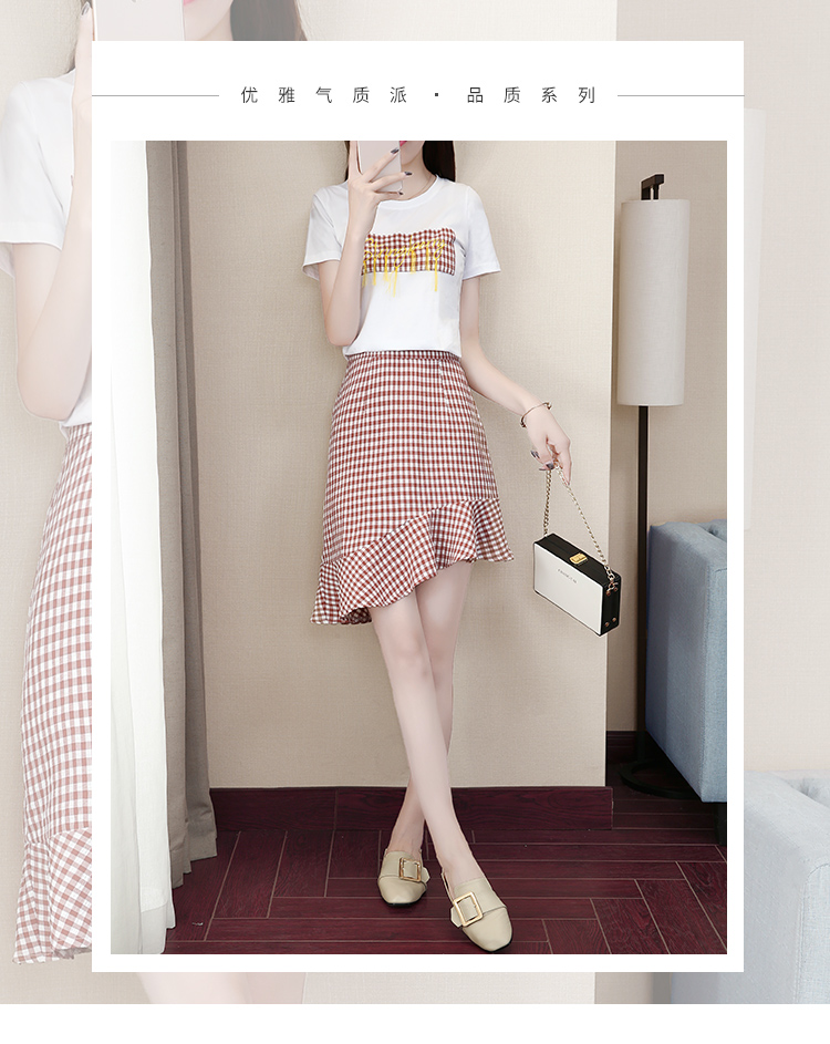 Set_bs1774 ชุดเซ็ท 2 ชิ้น(เสื้อ+กระโปรง) เสื้อยืดสีขาวอกแต่งป้ายลายสก็อตผ้าคอตตอนเนื้อนุ่มยืดหยุ่นสูง+กระโปรงลายสก็อตชายระบายเฉียงซิปหลังผ้าคอตตอนเนื้อดีนุ่มใส่สบาย งานเซ็ทเข้าชุดสุดน่ารัก ดีเทลเก๋ๆ ดีงาม แมทช์ได้ลงตัวเข้ากันดูดีที่สุดจ้า