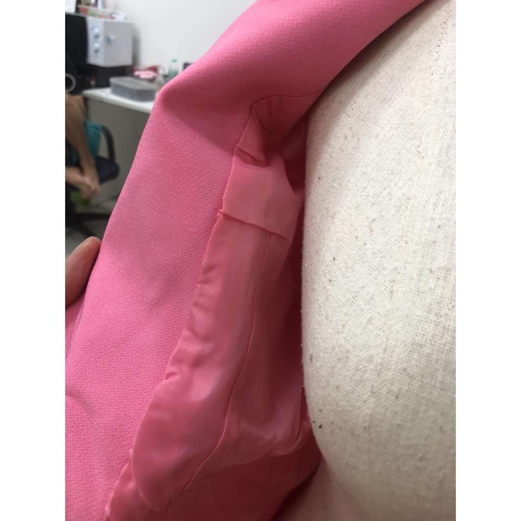 สูท สีชมพู(สีสดกว่าในรูป) ทรงสวย แต่งชายเอวระบายเป็นชั้น เพิ่มความหวาน ดูมีเอว พร้อมส่ง Pink