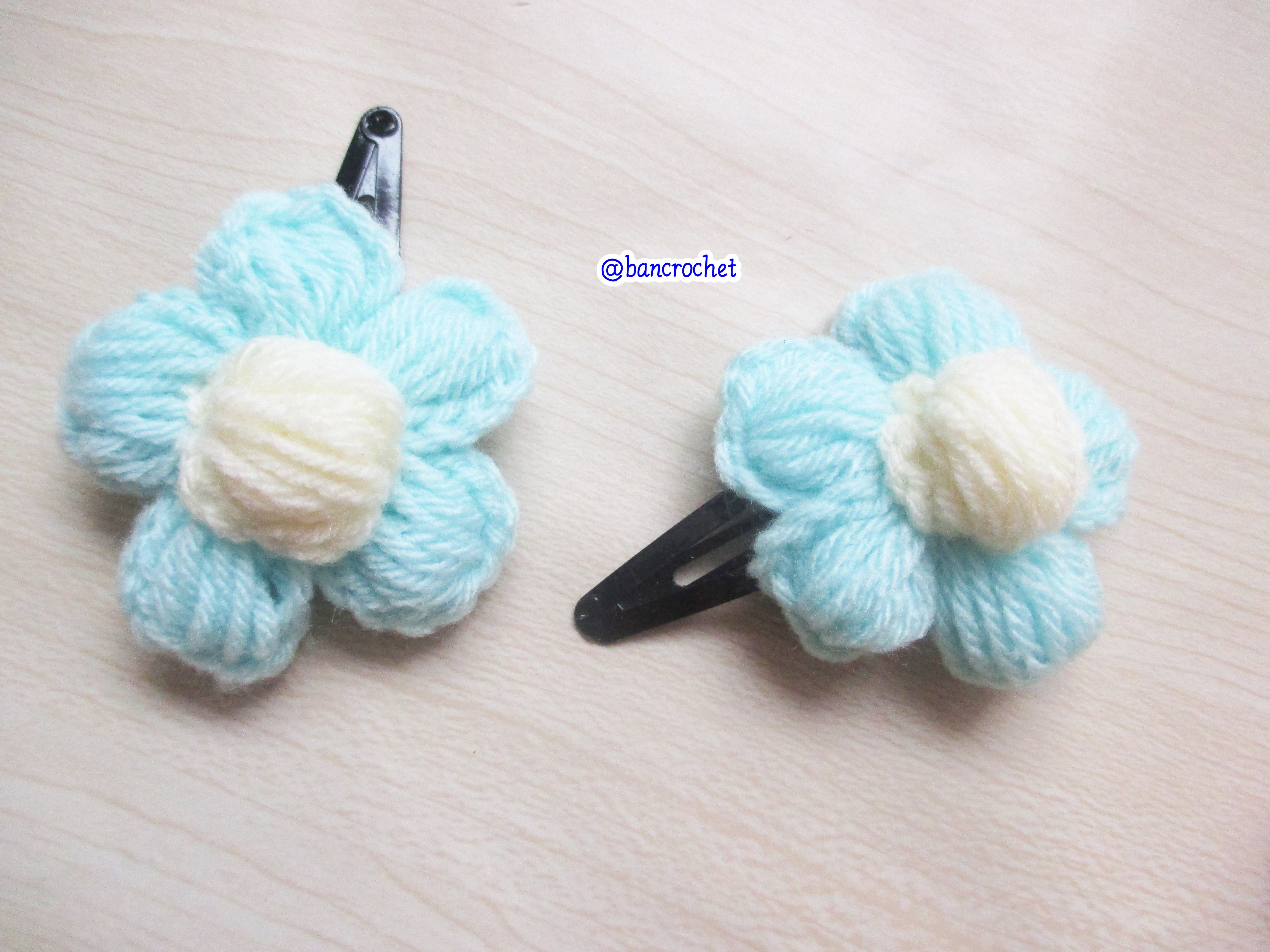 Bancrochet กิ๊บดอกไม้ถักโครเชต์ฟูๆ crochet Flowers ฟ้า 5 cm