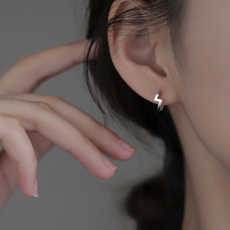 ต่างหูเงินแท้ S925 รุ่น Bolt ต่างหูห่วงสายฟ้า มินิมอล สูง11.2mm เงินแท้ทั้งชิ้น Silver925 ต่างหูผู้ชาย ต่างหูผู้หญิง ตุ้มหูเงินแฟชั่น