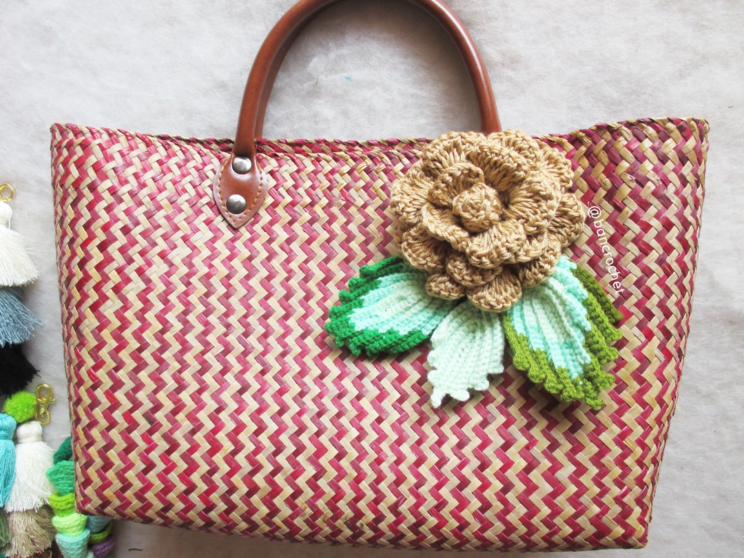 bancrochet กระเป๋ากระจูดสาน ลายแดงประดับดอกไม้สีกาแฟ ขนาด 10*14*5*15 นิ้ว basket weave bags สลับแดง 10*14*5*15 นิ้ว