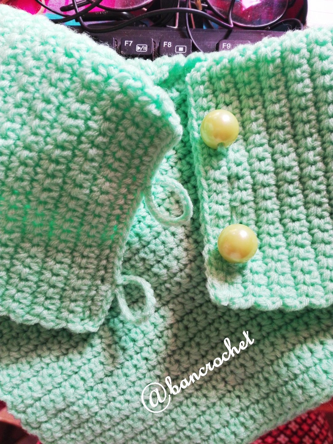 Bancrochet ผ้าคลุมคอถักโครเชต์ แบบมีกระดุมหลัง Crochet cowl สีเขียวมิ้นท์ inch