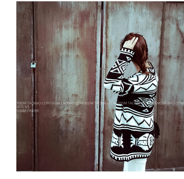 เสื้อกันหนาวไหมพรมถัก ลายเก๋ๆ ทรงสวย สีขาวดำ พร้อมส่งเลยจ้า