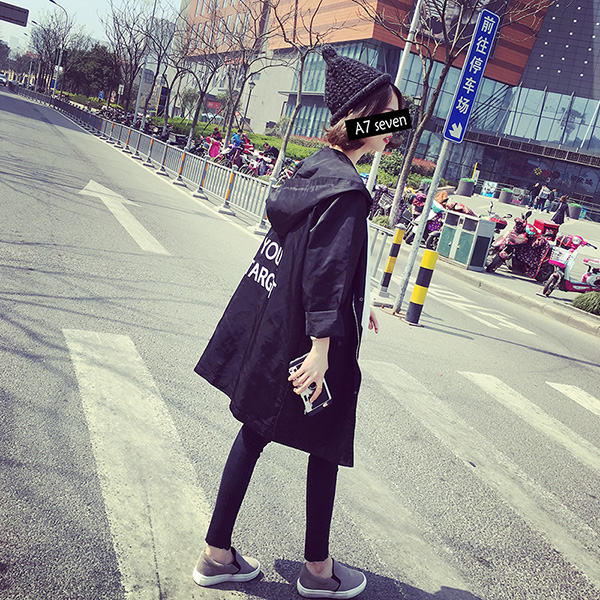 เสื้อคลุมสไตล์เกาหลี สีดำ ทรงสวย ผ้าร่มเนื้อเรียบ ไม่หนา ใส่คลุมกำลังดี เท่ๆ พร้อมส่งเลยจ้า ดำ