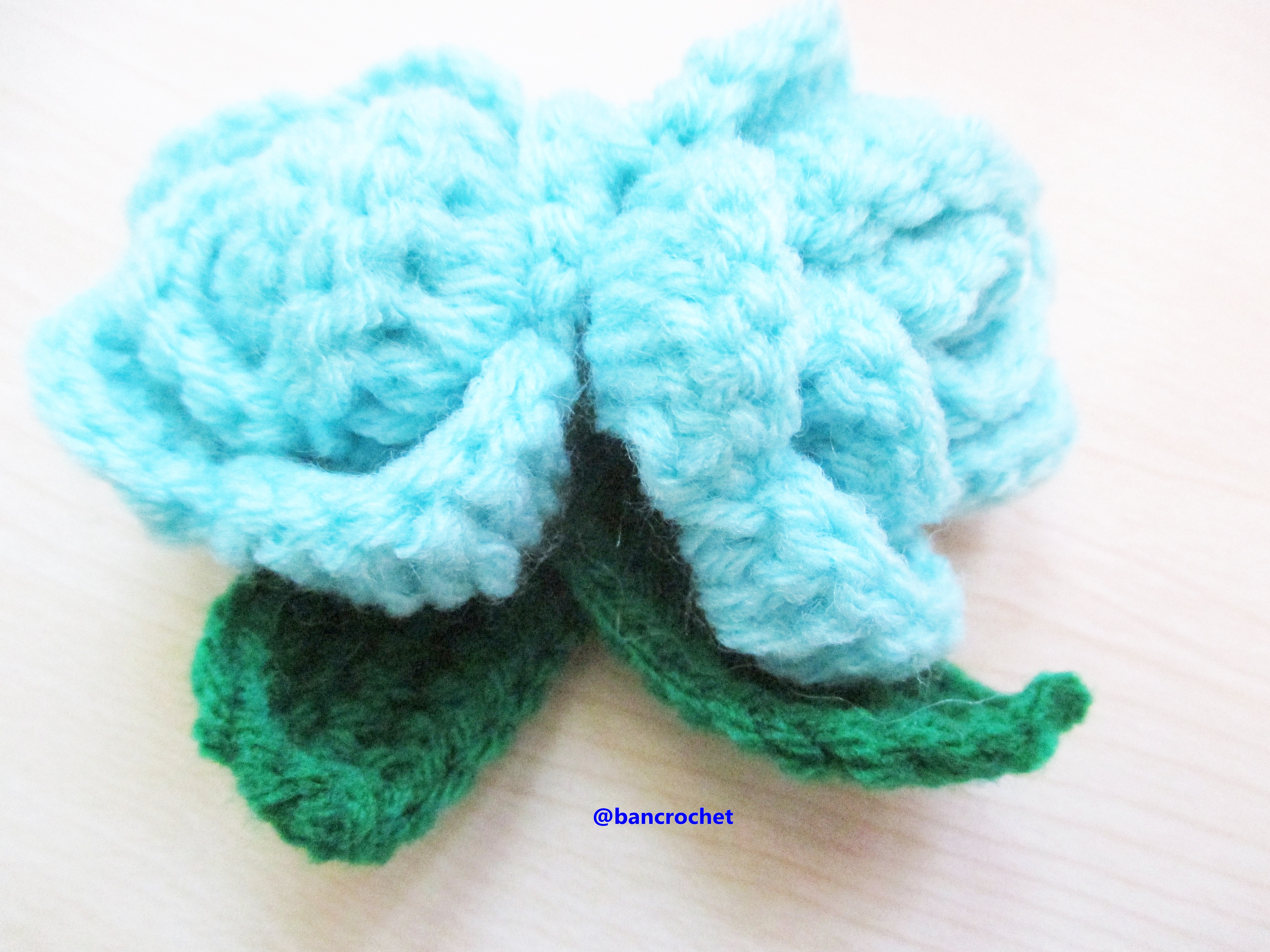 Bancrochet ดอกไม้ถักโครเชต์ ช่อกุหลาบ crochet Flowers ฟ้า 2 นิ้ว