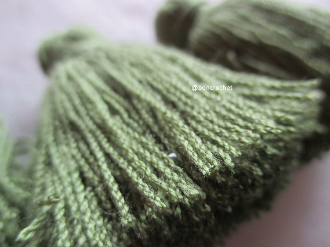 พู่แบบหนาฟู ขนาด 2 นิ้ว 4 ply tassel crochet acrylic yarn 4 ply เขียวขี้ม้า 2 นิ้ว
