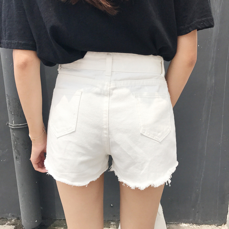 กางเกงยีนส์ขาสั้น สีขาว ปักลายดอกกุหลาบ แต่งชายกางเกงขาดเห็นต่าขายสีดำด้านใน ขาว