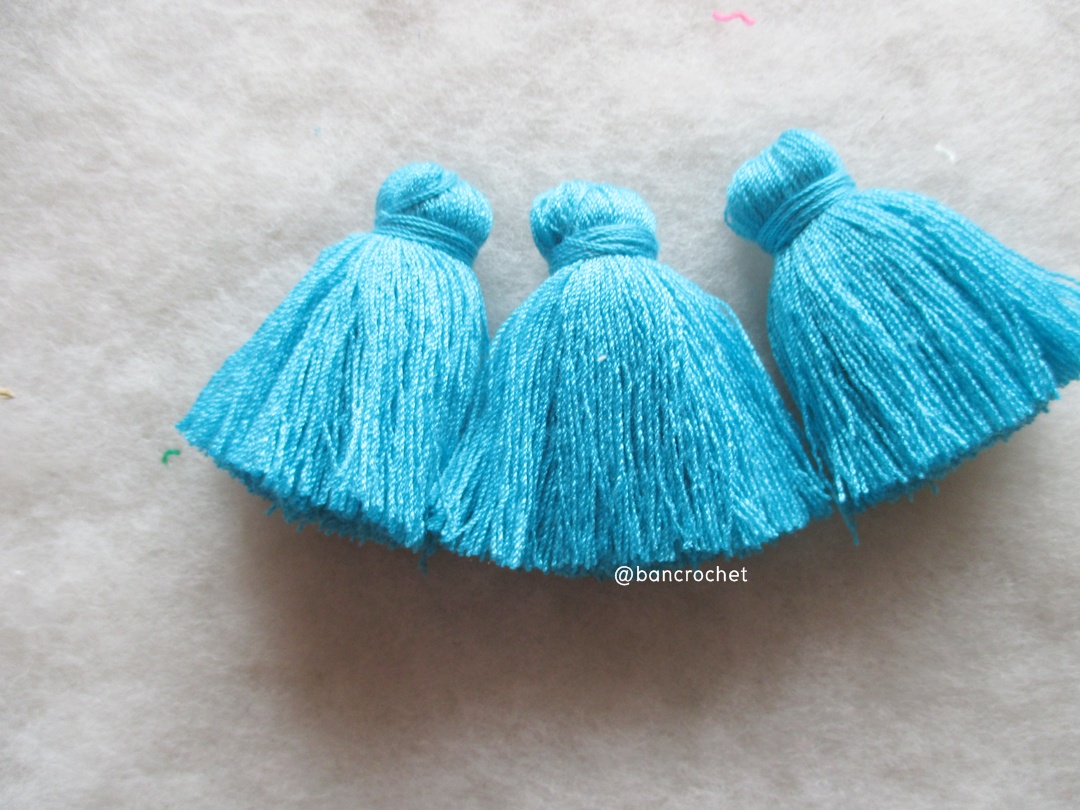 พู่แบบหนาฟู ขนาด 2 นิ้ว 4 ply tassel crochet acrylic yarn 4 ply ฟ้าเข้ม 2 นิ้ว