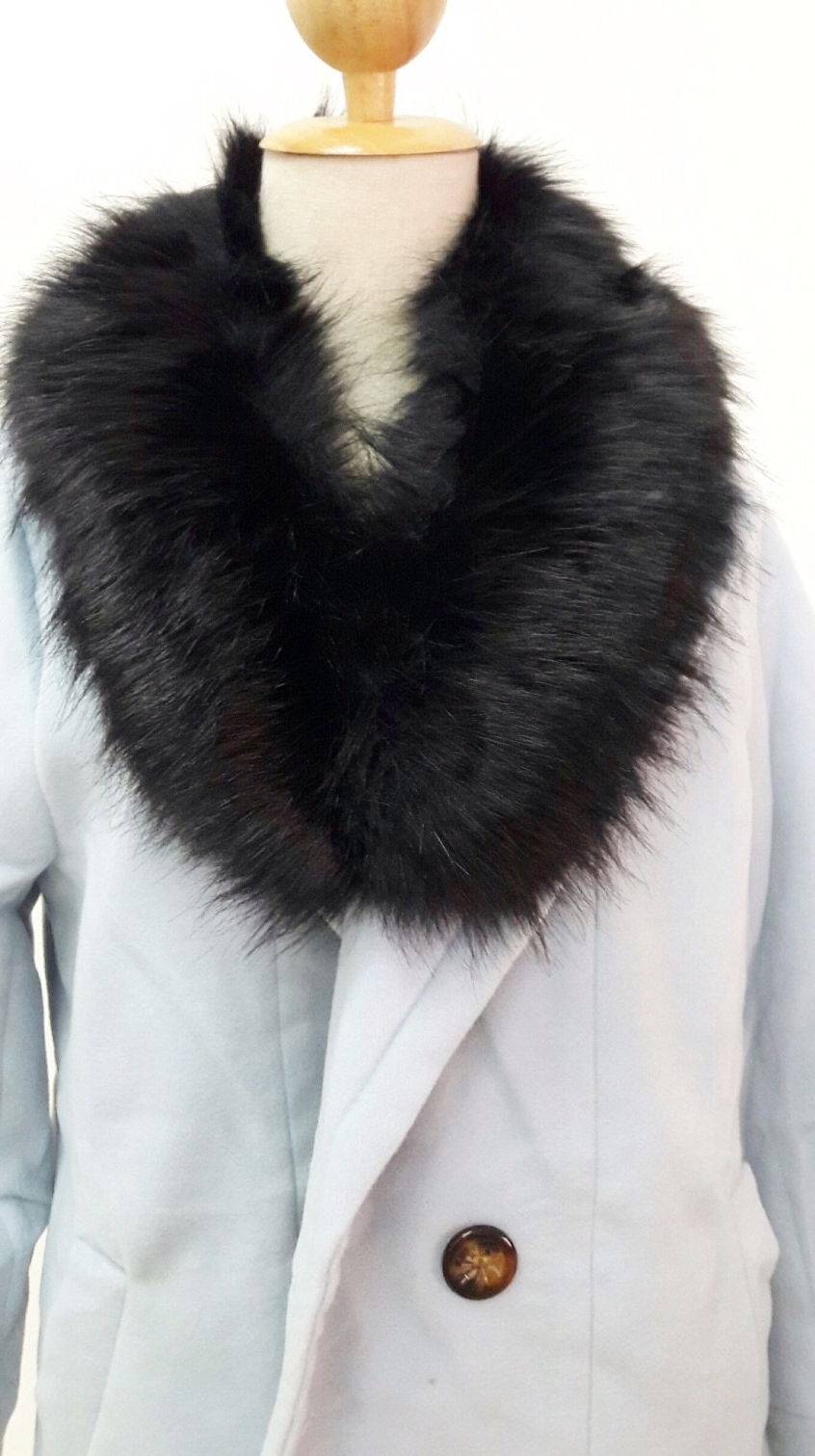 ขนเฟอร์ fur สีดำขนนุ่มลื่น ใช้ติดเสื้อหนาว หรือใช้พันคอเพิ่มความเก๋ มิกได้กับทุกชุด มาพร้อมกระดุมใส