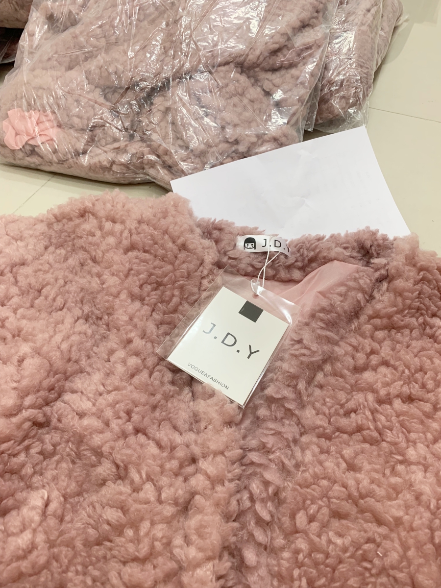 เสื้อคลุมขนแกะ ฟูๆ เนื้อเบา สีชมพูกะปิ น่ารักมากๆ ค่ะ มีผ้าซับในกันลม จั้มข้อมือ ไม่มีกระดุมน้า ชมพู