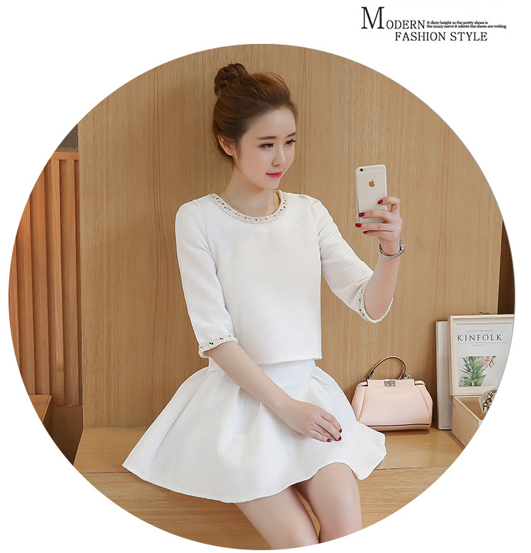 Set_bs1455 ชุดเซ็ท 2 ชิ้น(เสื้อ+กระโปรง) เสื้อแขนสามส่วนสีขาวครีมแต่งแถบวิ้งๆ ช่วงคอและแขน+กระโปรงบานซิปหลังสีขาวครีมเข้าชุด ผ้าวาฟเฟิลเนื้อหนาเรียบสวยยืดขยายได้ งาน Set เข้าชุด ใส่แล้วน่ารักมาก