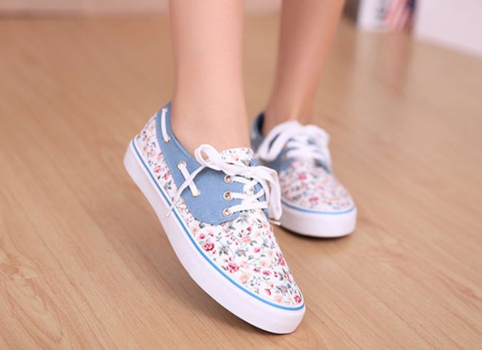 รองเท้าผ้าใบ รองเท้าหุ้มส้น สีขาว เพ้นท์ลายดอกไม้ แบบน่ารัก ตัดกับ สีฟ้า แบบสวย รองเท้าผ้าใบหวาน ๆ ใส่เที่ยว สไตล์ วัยรุ่น น่ารัก ใส ๆ 11359_1