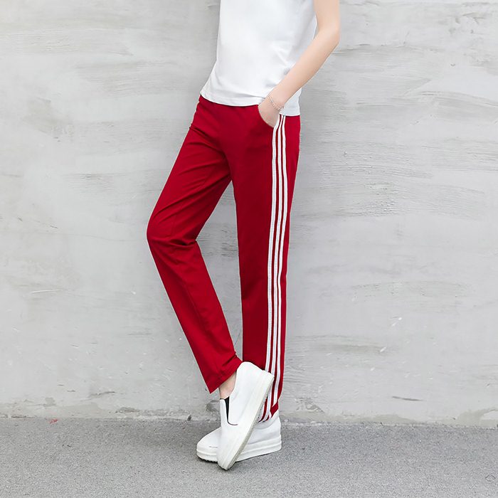 Trousers487 กางเกงขายาวทรงสปอร์ตสีพื้นแต่งแถบสีขาว เอวสม็อคยางยืด กระเป๋าสองข้าง ผ้าคอตตอนเนื้อนุ่มยืดขยายได้เยอะ **พร้อมส่งสีแดงสีเดียวค่ะ
