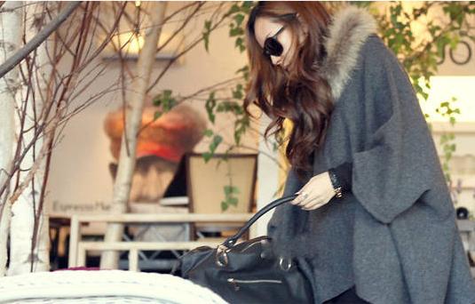 โค้ทกันหนาว ทรงโคล่ง แต่งขนเฟลอร์รอบฮูด ผ้าวูลเนื้อดี มีน้ำหนักทิ้งตัว