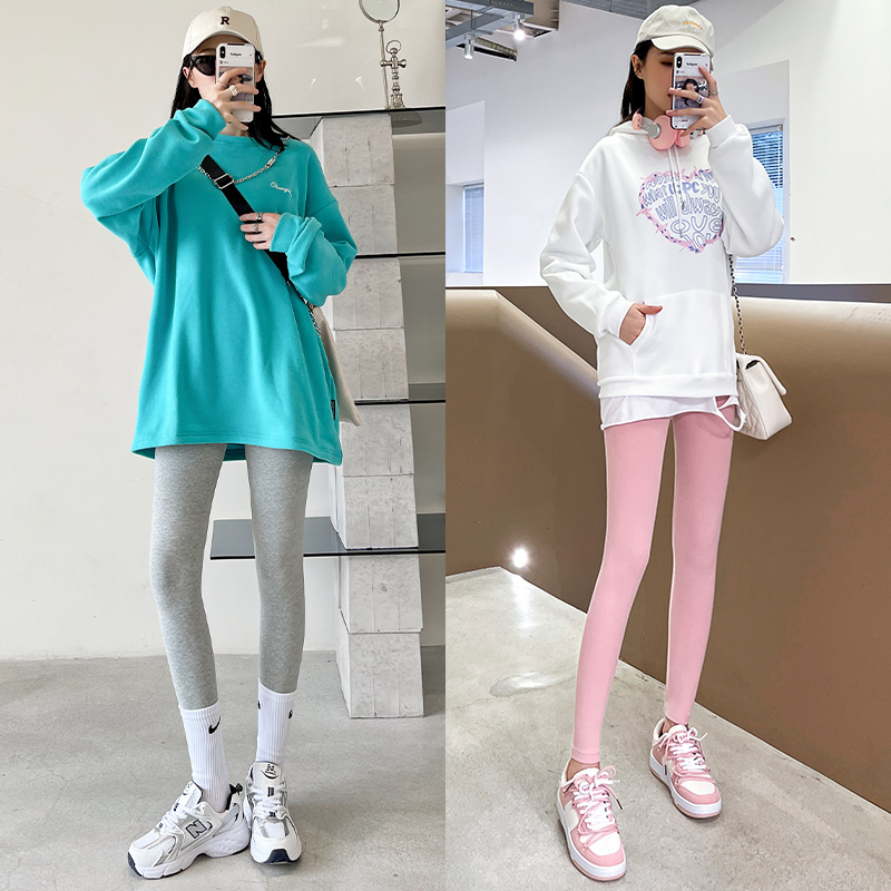 เสื้อกันหนาวแขนยาวสีเขียวมิ้นคู่กับเลกกิ้งสีเทาใส่รองเท้าผ้าใบสีขาวกับอีกชุดเสื้อกันหนาวแขนยาวสีขาวมีกระเป๋าที่หน้าท้องคู่กับเลกกิ้งสีชมพูหวานๆ ใส่คู่กับรองเท้าสีชมพู