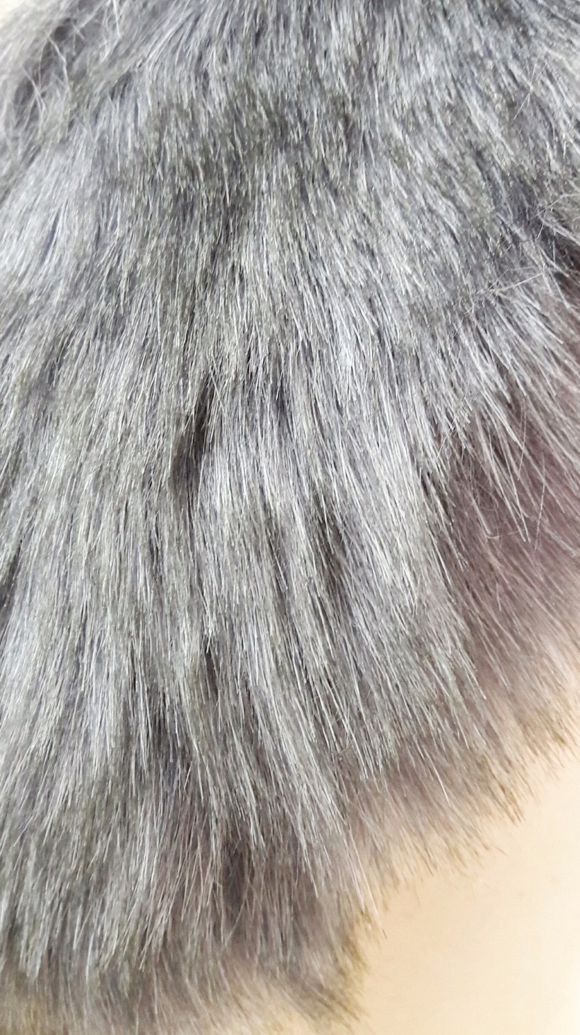 ขนเฟอร์ fur สีเทา ขนนุ่มลื่น ใช้ติดเสื้อหนาว หรือใช้พันคอเพิ่มความเก๋ มิกได้กับทุกชุด มาพร้อมกระดุมใส