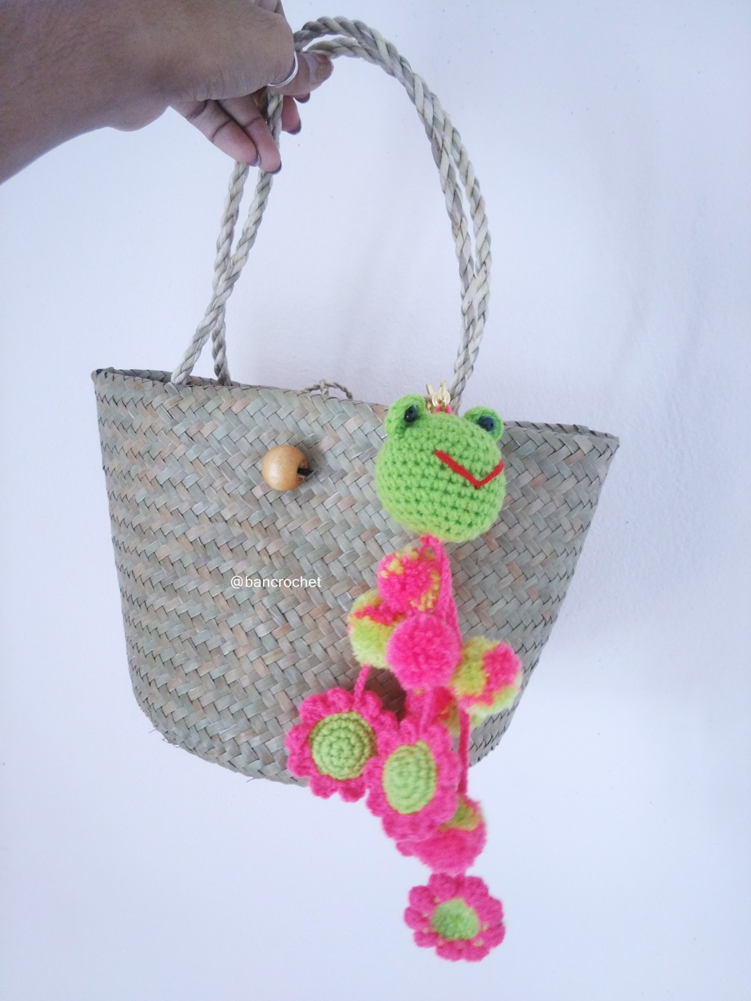 Bancrochet กระเป๋าสานกระจูดห้อยพวงกุญแจ grajood basket weave bags คละสี 7*10*7*12 นิ้ว