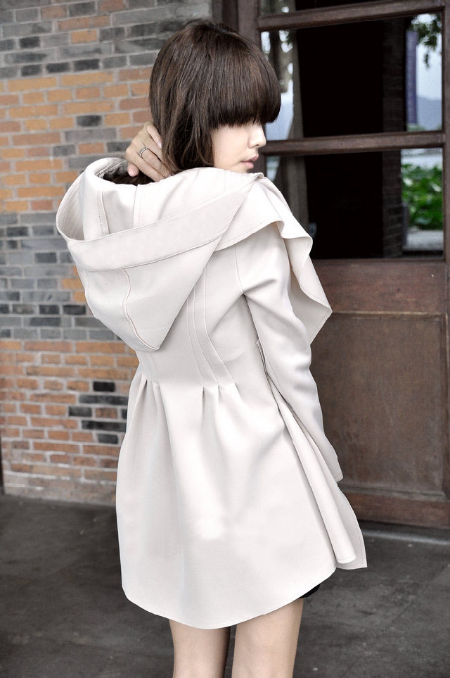 สินค้าลดราคา พิเศษ ตามภาพจริงไม่รับเปลี่ยนหรือคืน เสื้อคลุมทรงเก๋ สีครีม จะผูกเอวหรือจะใส่แบบปล่อยๆ ก็เก๋ เนื้อผ้ายืดหยุ่นทิ้งตัว ไม่หนา ใส่คลุม สบายๆ มีฮู้ดค่ะ สีครีม เข้มกว่าในรูป โทนครีมนู๊ด