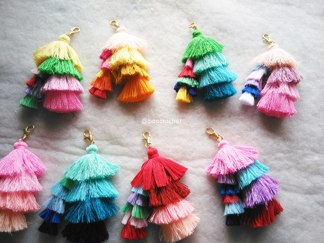 Bancrochet พวงกุญแจพู่ห้อยกระเป๋า tassels pompoms keychains (เฉพาะขายส่ง อันละ 100 บาท สั่ง 12 ชิ้นขึ้นไป only wholesale) หลากสี 5.5-6นิ้ว
