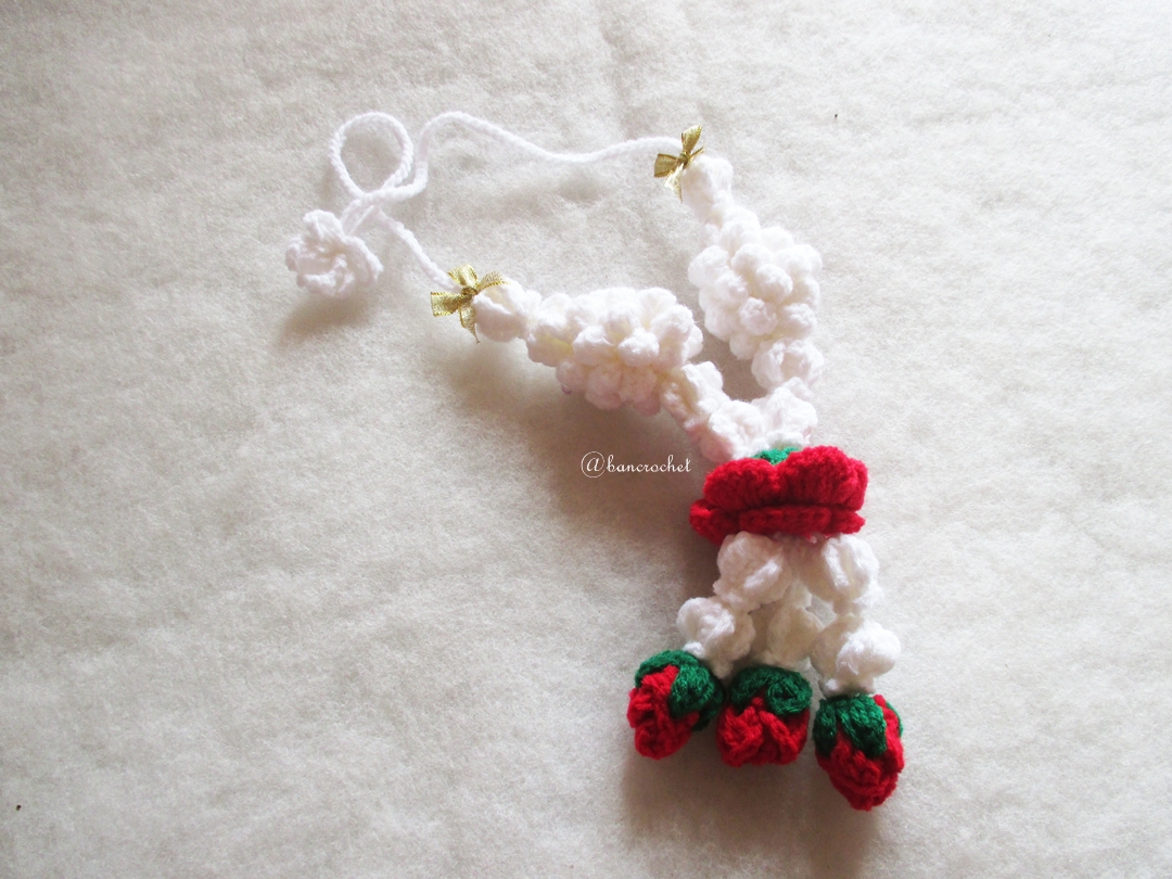 พวงมาลัยดอกกุหลาบถักแขวนหน้ารถ / แขวนกระจกรถ ถักโครเชต์ thai garland crochet hanging