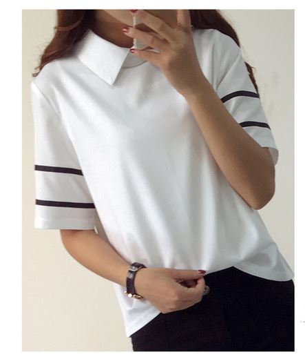 เสื้อแฟชั่น เสื้อผู้หญิง สีขาว คอปก เสื้อแขนสั้นสีขาว แบบมีดีไซน์ ลายตัดเส้นดำ ที่แขนเสื้อ เสื้อคอปก สีขาว แขนสั้น 366319