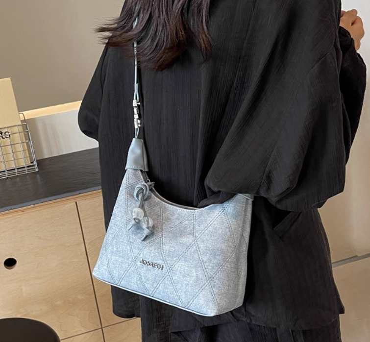 กระเป๋าสะพายข้าง ผู้หญิง ผ้ายีนส์ กระเป๋าสะพายใหญ่ สวย ๆ ผสมผสาน กับหนังแท้ อย่างลงตัว 217973