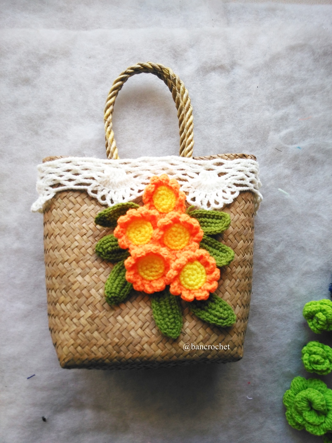 กระเป๋ากระจูดสาน ประดับดอกไม้ ขนาด 7*7*3.5*9.5 นิ้ว basket weave bags ธรรมชาติ 7*7*3.5*9.5 นิ้ว