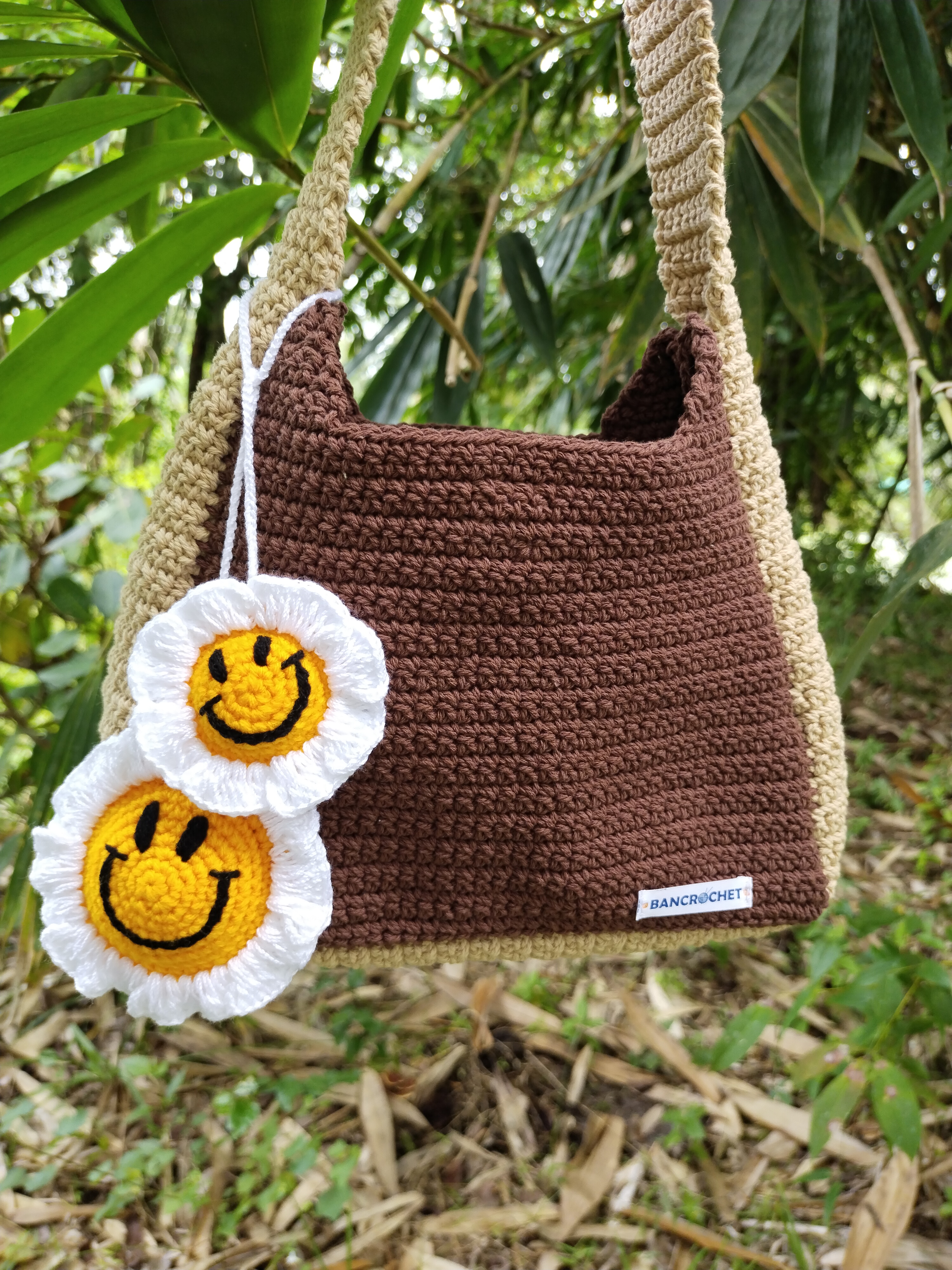Bancrochet พวงยิ้มห้อยกระเป๋าถักโครเชต์ ถักด้วยไหมพรม crochet keychain ขาวเหลือง 2*3 ยาวรวม 9 inch