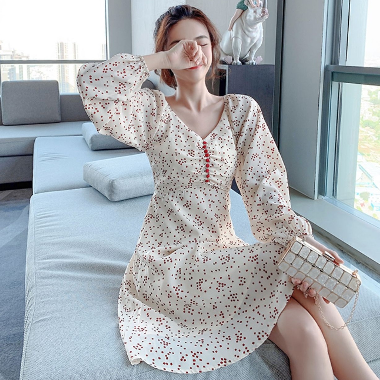 Dress4521 เดรสแขนยาวคอวีสีครีมลายจุด แต่งกระดุมกลางอก ซิปหลังใส่ง่าย มีซับในอย่างดี ผ้าโพลีเนื้อดีนุ่มใส่สบายมีน้ำหนักทิ้งตัว ผ้าดีงานดีใส่สวยเหมือนราคาหลักพัน ใส่เที่ยว/ใส่ทำงานได้
