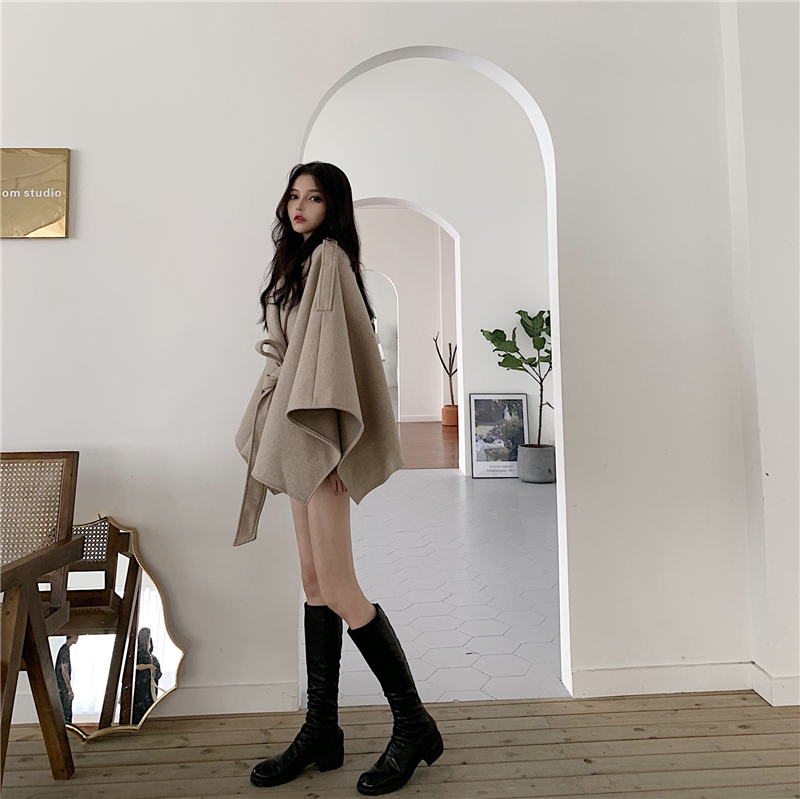 เสื้อโค้ทกันหนาว ทรงสวย แบบเก๋ผู้ดีมากๆ ผ้าวูล พร้อมสายผูกเอว เพิ่มความเก๋ สีครีม