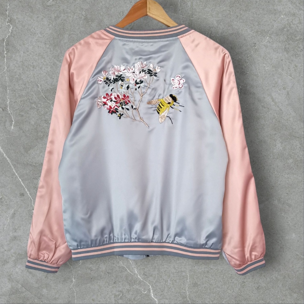 Blouse3847 เสื้อคลุมแจ็คเก็ตแขนยาวทรงเบสบอลงานปัก ซิปหน้า ผ้าซิลค์ซาตินเกรดพรีเมียมเนื้อดีหนานุ่มบุซับในอย่างดี ผ้าดีงานสวยเหมือนราคาหลักพัน แมทช์กับอะไรก็เข้า สวมใส่ได้ทุกโอกาส