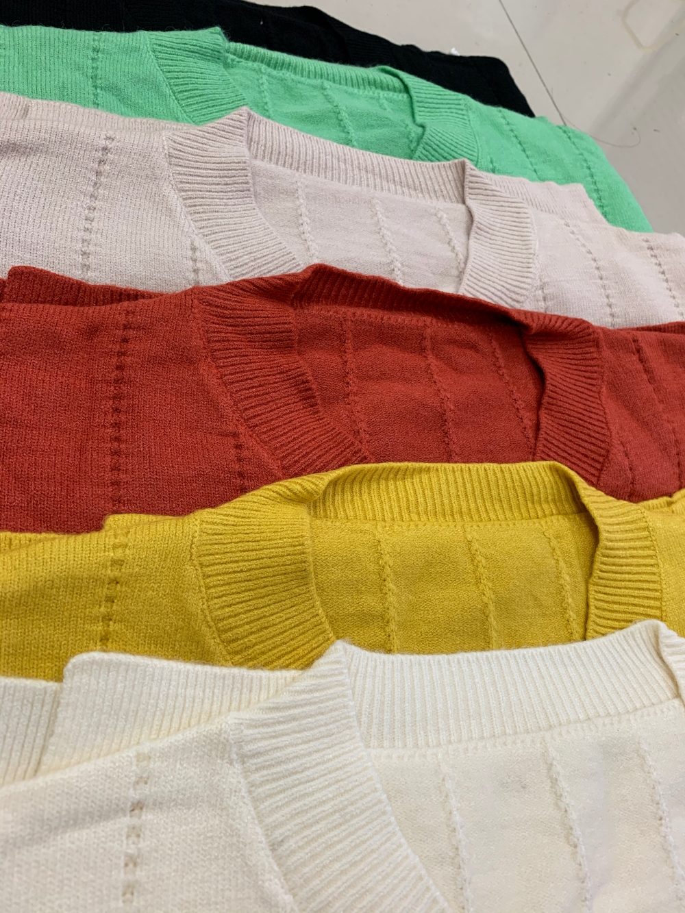 Sweater เสื้อสเวทเตอร์ไหมพรม แขนยาว เนื้อนุ่ม ใส่สบายยืดได้เยอะ พร้อมส่ง