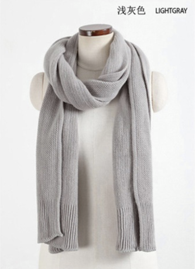 สีเทาอ่อน ผ้าพันคอไหมพรม เกาหลี เนื้อนุ่มมาก สาวๆที่กลัวคันรุ่นนี้เลยจ้า เนื้อดีค่ะ เทาอ่อน