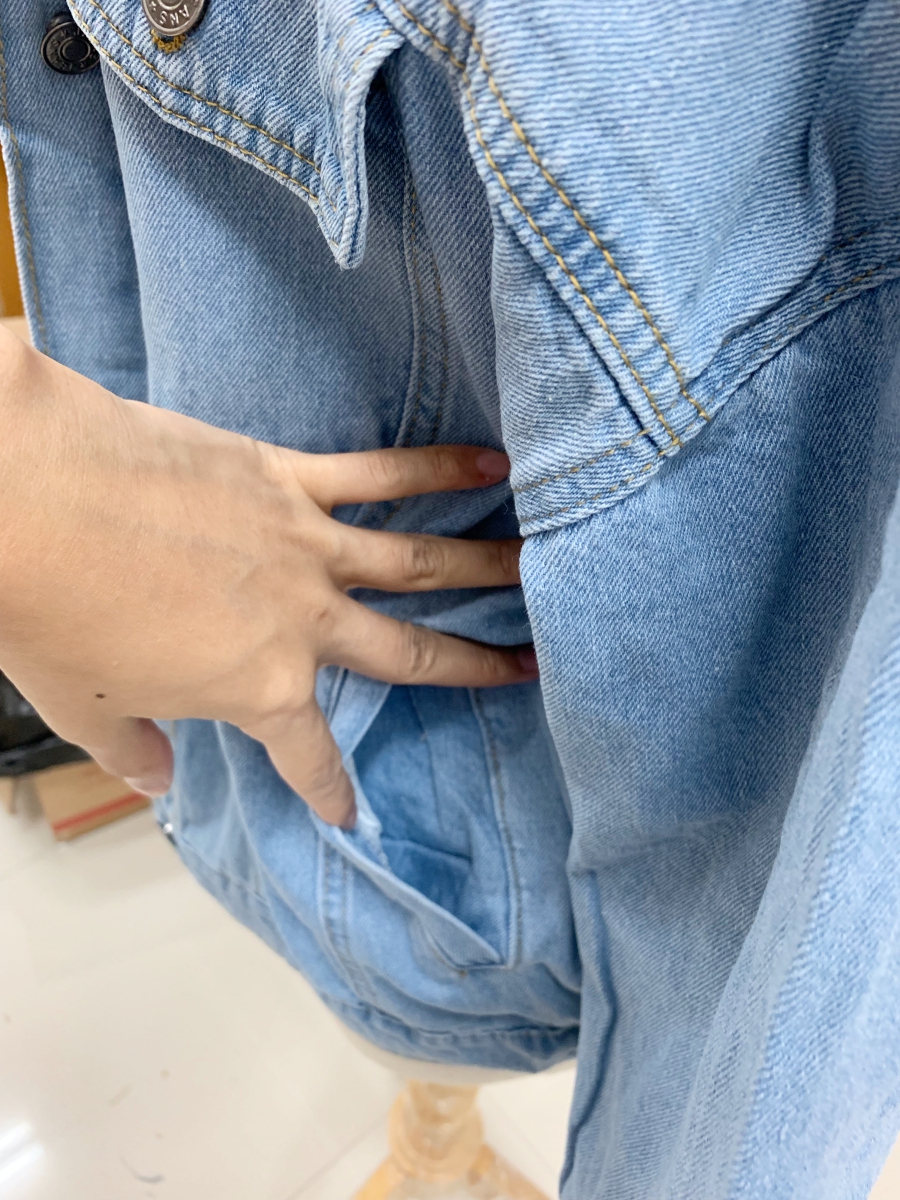 เสื้อกันหนาว ช่วงตัวเป็นผ้ายีนส์ ด้านในบุขนช่วงตัว ช่วงแขนบุซับในกันลม พร้อมขนเฟลอฟูนุ่มมาก งานดี การรันตีจ้า มี 3 สีน้า same pic